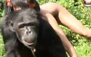 Gostosa fazendo sexo anal de quatro depois de levar dedada com tudo para dentro do rabo - Mulheres transando com macaco